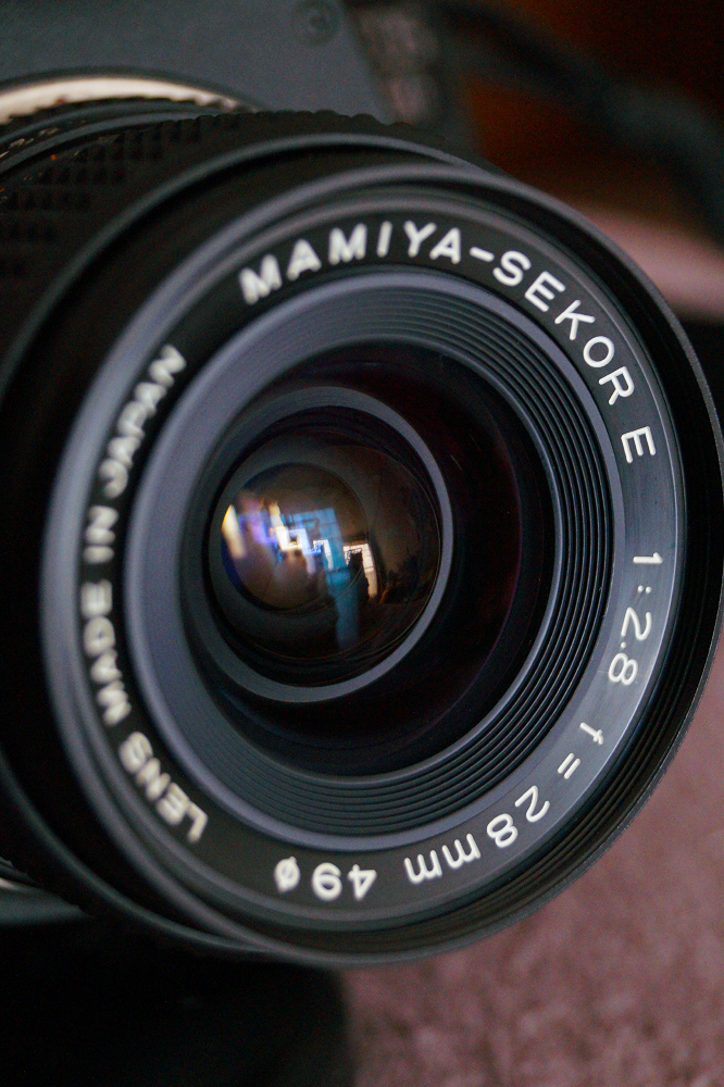 MAMIYA ZE-X用交換レンズ。MAMIY--SEKOR E 28mm/F2.8 絞り開放でフル
